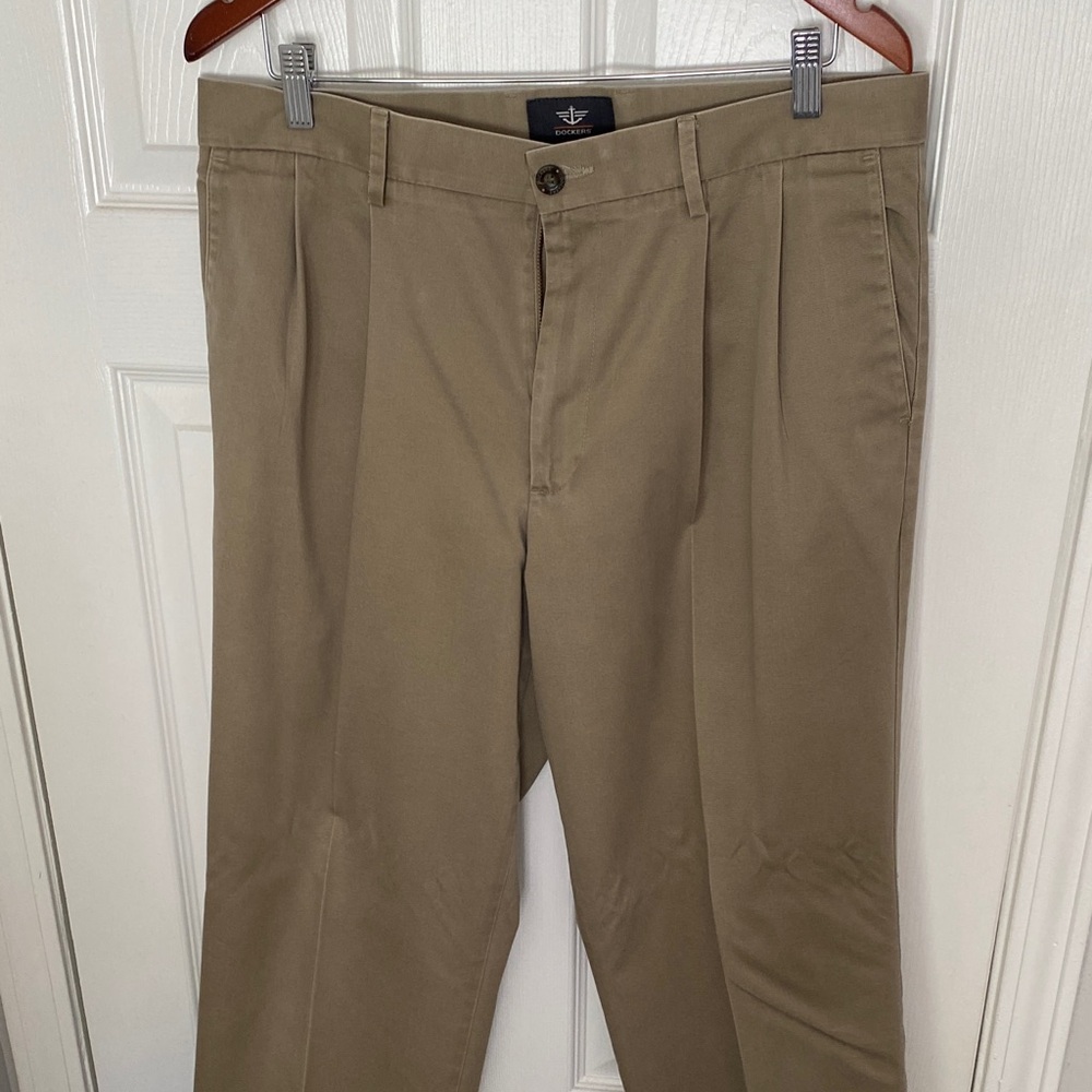 Dockers Men's Tan Khaki Pants